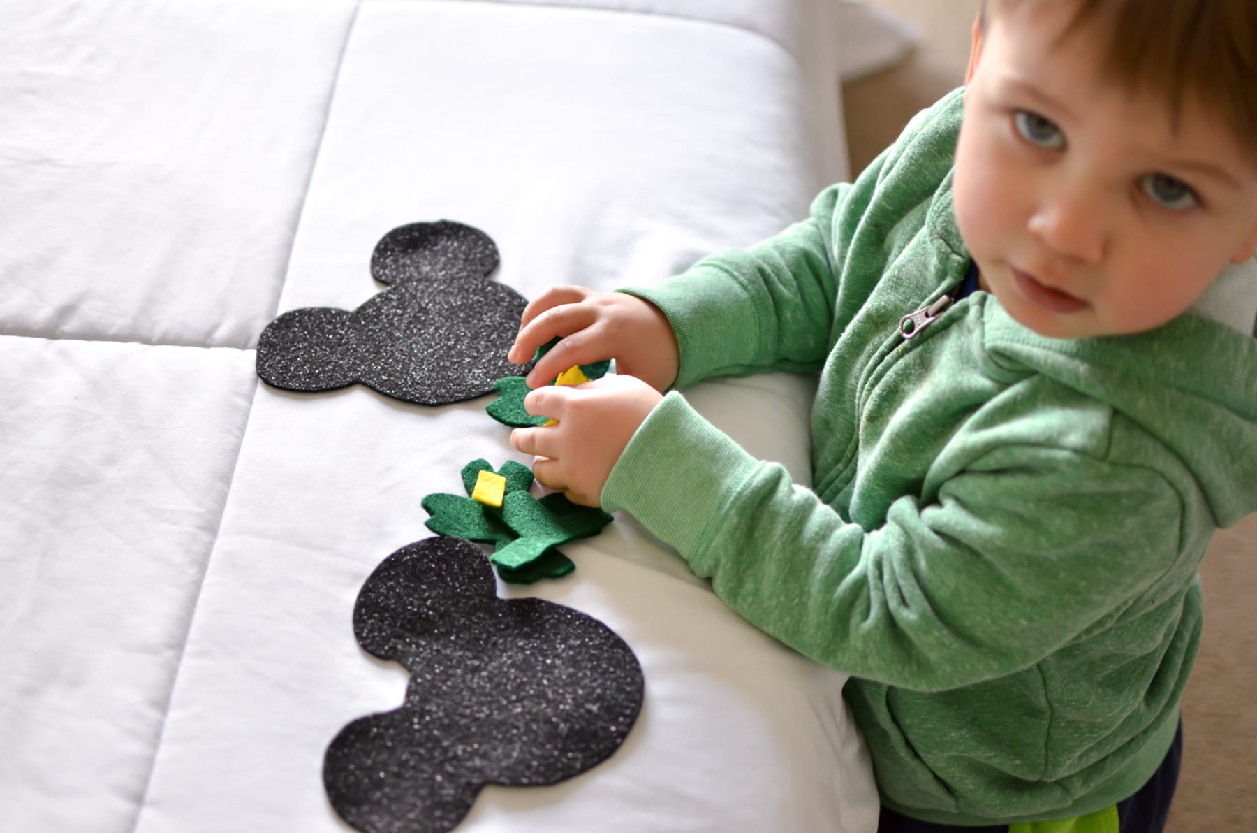 Mickey and Minnie Mouse St. Patrick's Day Felt Craft for a fun activity for kids this holiday. 