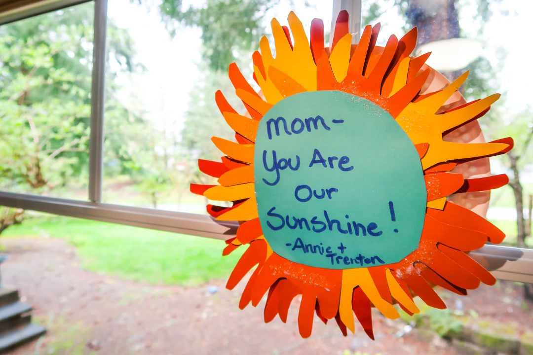 Handprint Mother's Day craft tutorial. Kids handprint sunshine that kids can make for Mother's Day. An easy DIY craft for Mom.